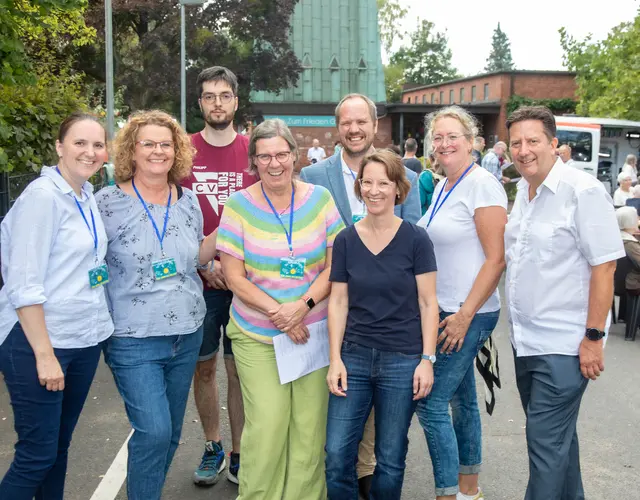 Einige, die das Fest vorbereiteten (v.l.): Presbyterin Patricia Sebode, Jutta Unterbusch (Mitarbeiterin, Presbyterin, Diakonin und Chef-Organisatorin), Philipp Hintz (Leiter Christlicher Verein Junger Menschen CVJM), Presbyterin Frauke Spitczok von Brisinski, Pfarrer Tim Herzog, Presbyterin Katja Gärtner, Chef-Organisatorin und Gemeindebüro-Mitarbeiterin Konstanze Marckstadt-Herberg und Pfarrer Carsten Bierei. Foto: Axel König