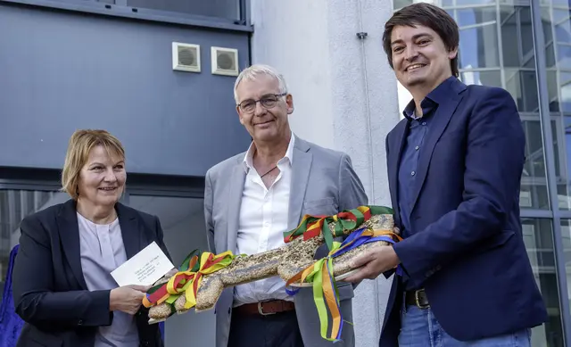 Schulleiterin Margret Hagen, Architekt Michael Herkenrath und Bürgermeister Mario Dahm (v.li.) bei der Schlüsselübergabe. | Foto: Heimermann