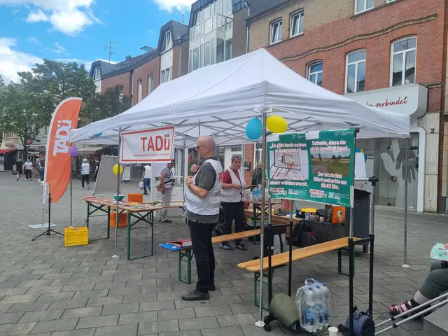 Viele Begegnungen gab es beim letzten Infostand des Aktionsbündnisses in der Troisdorfer Fußgängerzone Ende August, bei dem der Verein über die Kommunalwahl informierte. | Foto: Tadü