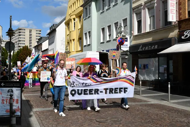 Rund 1.000 Menschen nahmen nach Angaben der Veranstalter
an der zweiten CSD-Parade in Brühl teil.  | Foto: Foto: Brodüffel