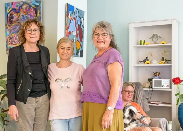 Bei der Eröffnung der Ausstellung "Farbe bewegt" v.l.n.r. Kuratorin Margot Keila, Inhaberin Mine Murzoglu und Künstlerin Carola Lülsdorf.  | Foto: Harald Flux