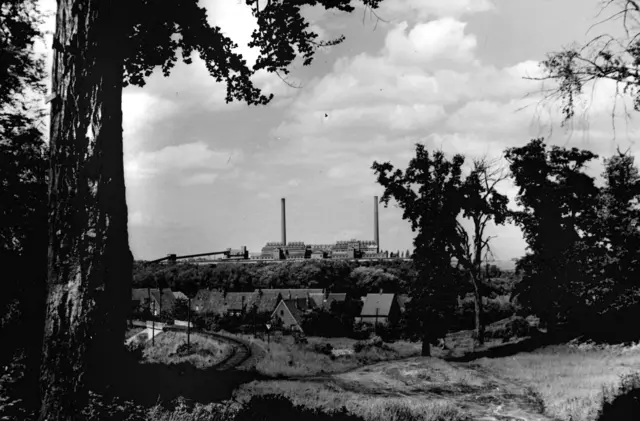 Mit der Sprengung von Gruhlwerk II vor 60 Jahren endete auch die Zeit der Braunkohle in Brühl.  | Foto: Foto: Stadtarchiv