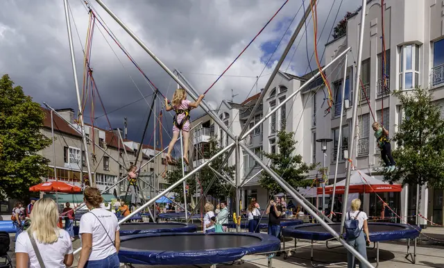 Sehr beliebt waren die Bungee-Trampoline bei den Kindern, wofür sie geduldig anstanden. | Foto: Heimermann