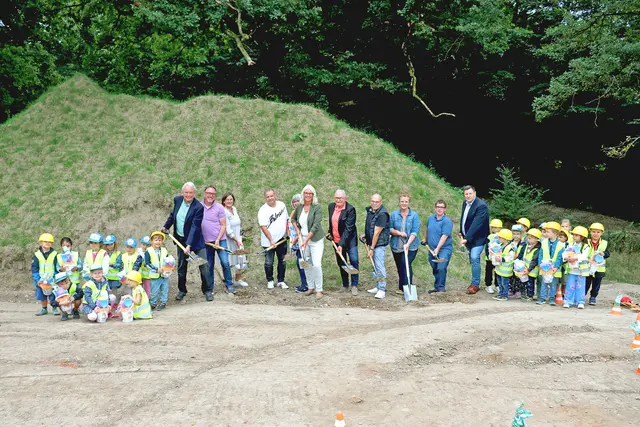(Von links): Horst Becker, stellv. Vorsitzender Stadtentwicklungsausschuss; Bernhard Esch, Erster Beigeordneter; Kerstin Tillmann, Leiterin Bauauf-sichts- und Planungsamt; Sven Hofmann, Bauherr; Anke Skirke, Leiterin Kita Waldgeister; Bürgermeisterin Claudia Wieja; Heinz Hennes, Architekt; Rainer Herzberg, Bauherr; Gela Kremer, Leiterin Amt für Jugend und Fami-lie; Maximilian Wiemer, Vorsitzender Jugendhilfeausschuss; Andreas Behncke; Beigeordneter; eingerahmt von Kindern der Kita Waldgeister. | Foto: Stadt Lohmar