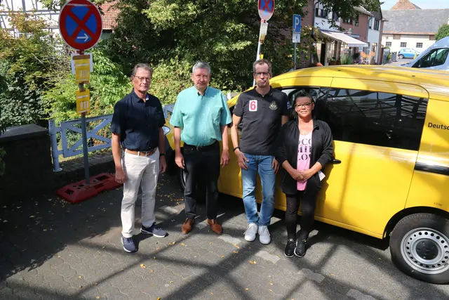 Buschhovens Ortsvorsteher Dieter Ramershoven, Ratsherr Stefan Lüttke, Apotheker Frank Tschauder und die ehemalige Post-Angestellte Beatrix Murciano fordern eine neue Postfiliale für Buschhoven statt der aktuellen mobilen Notlösung.  | Foto: mt