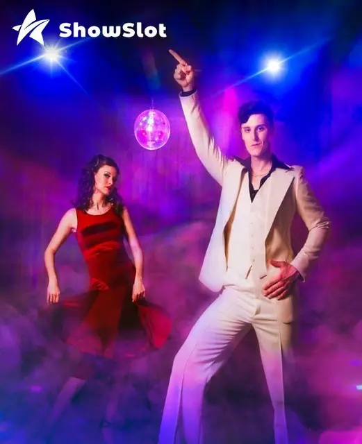 Foto: Fotos mit Genehmigung und Dank an ShowSlot, Team Saturday Night Fever – das Kult-Musical, Marco Sommer, Andrea Becker, Patrick Roddelkopf, Capitol-Theater Düsseldorf und Archiv