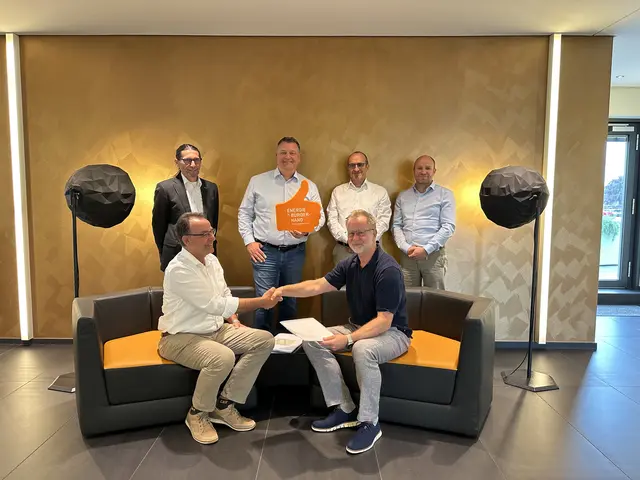 Bild 2: Unterzeichnung des Generalunternehmer-Vertrages zwischen der BürgerEnergie Rhein-Sieg eG und der F&amp;S solar service GmbH. 

Personen hinten (v.l.n.r.): Christian Holz, Christoph Fabritius (beide Vorstand Technik), Dietmar Hansen (Vorstand Finanzen) sowie Jens Brücken (Techn. Geschäftsführer F&amp;S); Personen vorn (v.l.n.r.): Thomas Schmitz (Vorstand BürgerEnergie) und Uwe Czypiorski (Geschäftsführer F&amp;S) | Foto: F&amp;S solar service GmbH