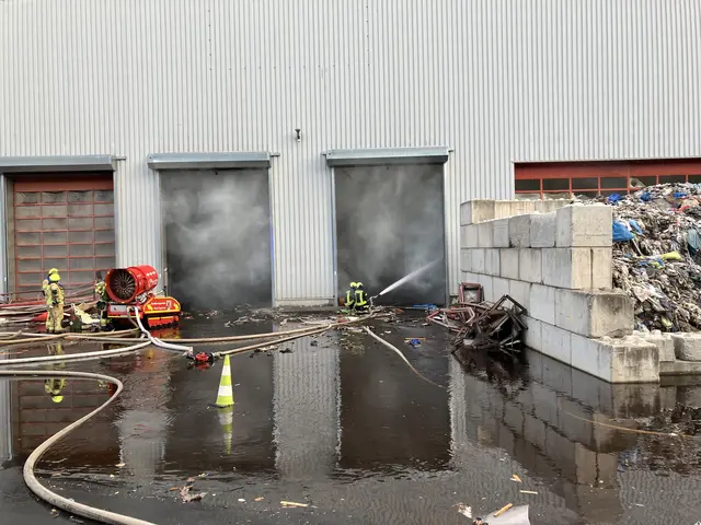 Löscharbeiten an unserer Sperrmüllhalle auf der Entsorgungsanlage in Troisdorf | Foto: RSAG
