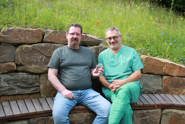 Wolfgang Wandelt (l.) und Uwe Mutter mit dem Neurostimulator | Foto: Helios Klinik Wipperfürth