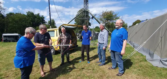 Die Leverkusener Funkamateure und ihren stellvertretenden Vorsitzenden Ben Joerdens (li.) zieht es eimal im Jahr hinaus aufs Feld. Mit Hilfe des 25 Meter hohen Antennenmastes ist es kein Problem, Signale aus Neuboddenberg in die weite Welt zu senden. Foto: Gabi Knops-Feiler
