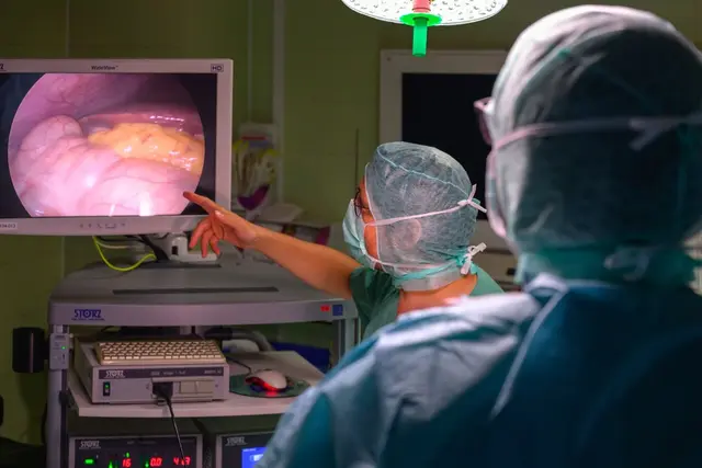 Während der OP können die Ärzte das Operationsfeld via Monitor gemeinsam begutachten. | Foto: GKH