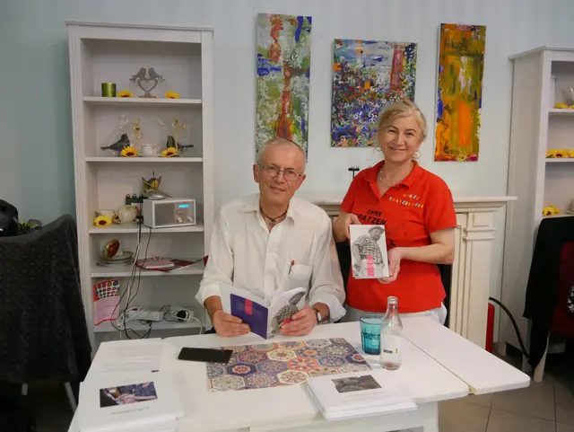 Autor Udo Slawiczek und Inhaberin Mine Murzoglu bei der Lesung in Mines Spatzentreff - vor dem Triptychon von Carola Lülsdorf, die aktuell im Café/Bistro ausstellt.  | Foto: Anita Brandtstäter
