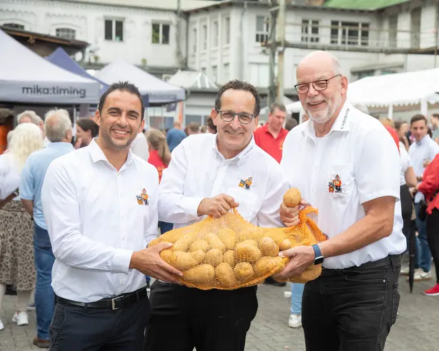 Vorsitzender Sascha Heidkamp (v.l.), Präsident Martin Schmitz und Geschäftsführer Holger Bis hatten zum Ärpelsrummel, dem Fest rund um die Kartoffel, eingeladen. Foto: Axel König