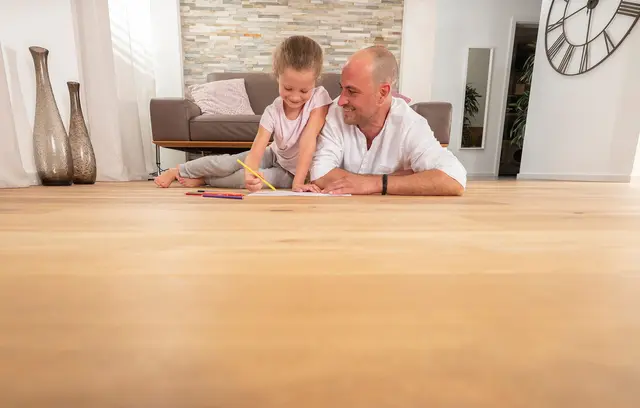 Natürliche Behaglichkeit: Parkettböden bereichern mit ihrer Haptik und Optik das Zuhause. Foto: DJD/Parkettprofi, PALLMANN