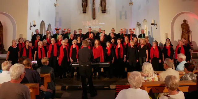 Der gemischte Chor "Moving Voices" aus Sankt Augustin hatte zum 20jährigen Bestehen den Männerchor "Siegtal Voices Merten zu Gast, ebenfalls unter Leitung von Karsten Rentzsch.  | Foto: Anita Brandtstäter