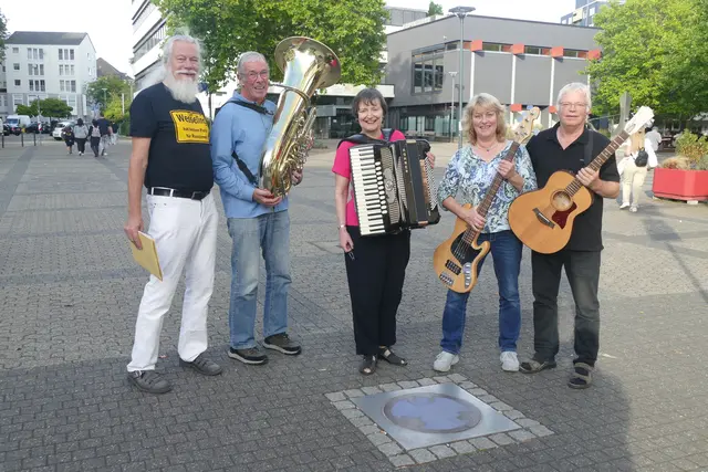 Das Musikensemble an der Intarsie "Engel der Kulturen" auf dem Alfons-Müller-Platz beim 10. Geburtstag dieser Kunstaktion.  | Foto: Wolfhard Brandtstäter