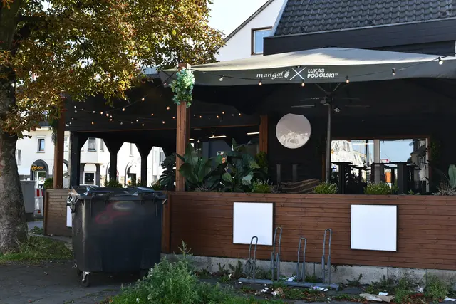 Der "Poldi-Döner" in Hermülheim wird abgerissen. Für Ortsvorsteher Hans-Josef Lang ist die Beseitigung der "Schmuddelecke" an der Luxemburger Straße/Horbeller Straße eine gute Nachricht. | Foto: Foto: Brodüffel