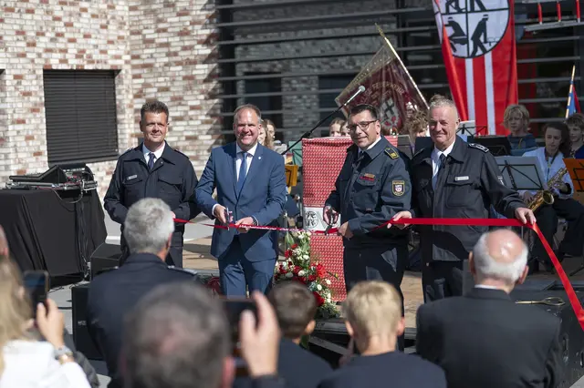 Historischer Moment: Bürgermeister Dirk Breuer und Feuerwehr-Leiter Michael Mund durchschneiden bei der Übergabe der neuen Wache das rote Band. | Foto: Foto Stadt Hürth