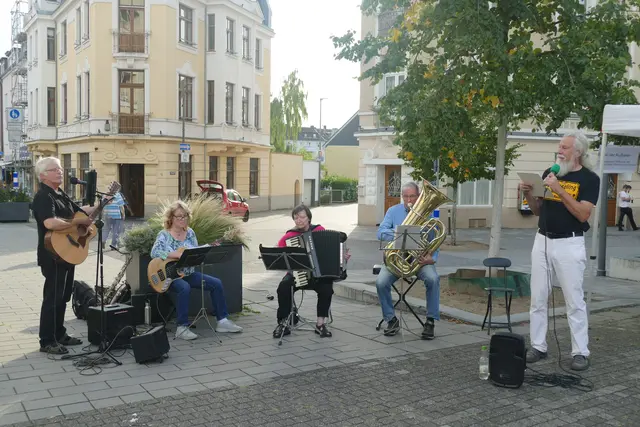 Für die musikalische Umrahmung des 10. Geburtstags des "Engels der Kulturen" in Wesseling sorgte ein Ensemble um Ludger Strobel, hier an der Gitarre, und Anita Brandtstäter am Akkordeon.  | Foto: Wolfhard Brandtstäter