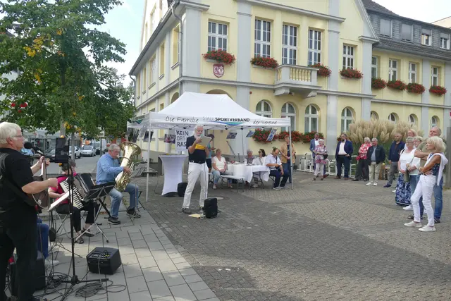 Feierstunde zum 10. Geburtstag des "Engels der Kulturen" am Alten Rathaus.  | Foto: Wolfhard Brandtstäter
