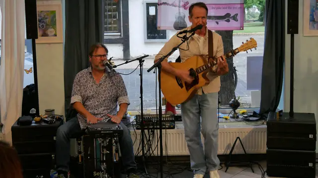 Helge Hecht („The Pike“), Cajon und digitale Drums, und Dariusz Elbaum („The Tree“), Akustikgitarre mit Loops und Effektgeräten, begeistern mit Party-Hits und dem Sound einer  großen Band.  | Foto: Anita Brandtstäter