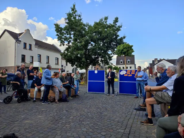 Auf reges Interesse stieß die Einladung der Stadtverwaltung zum Gespräch über die weitere Planung zum Marktplatz in Rheidt.  | Foto: Bracker