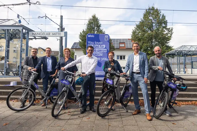 Volker Otto (Geschäftsführer der Rhein-Sieg-Verkehrsgesellschaft mbH), Dr. Marcel Frank (Geschäftsführer der Regionalverkehr Köln GmbH), Anja Wenmakers (Geschäftsführerin von SWB Bus und Bahn), Dr. Max Leitterstorf (Bürgermeister der Stadt Sankt Augustin), Katja Dörner (Oberbürgermeisterin der Bundesstadt Bonn), Tim Hahlen (Dezernent für Verkehr und Mobilität des Rhein-Sieg-Kreises) und Martin Koenen (Wirtschaftsförderer der Gemeinde Swisttal).  | Foto: Giacomo Zucca/Bundesstadt Bonn