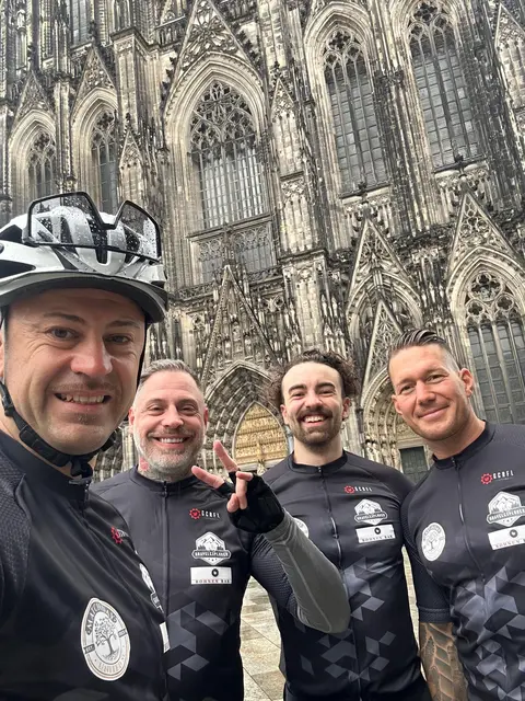 Startschuss am Kölner Dom bei leicht regnerischem Wetter.  | Foto: Konstantin Hasenauer