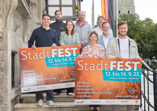 Veranstalter und Akteure (v.l.): Tim Christopher Becker (Geschäftsführer Becom), Marco Sülzer (Abteilungsleiter Sportverwaltung), Sabine Büttgens (Projektleiterin Becom), Guido Hüpper (Vorsitzender SV Blau Weiss Hand), Anne Linden (Städtepartnerschaft/ Büro Bürgermeister), Petra Weymans (Leiterin Kulturbüro), Marc Peters (Vorsitzender IG Stadtmitte) und Alexander Feld (Sales-Manager Becom). Foto: Axel König