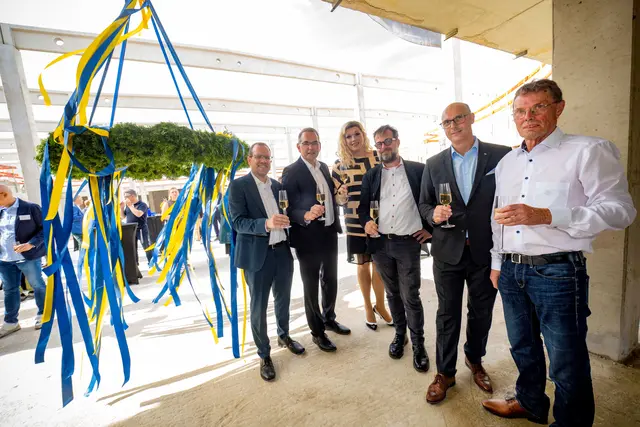 Richtfest für die neue Spielbank (von links): Sebastian Kühn (zukünftiger Direktor Merkur Spielbank Siegburg), Bürgermeister Stefan Rosemann, Moderatorin Cassy Carrington, Stephan Marks (Technischer Beigeordneter Stadt Siegburg), David Schnabel (Vorstand Merkur Casinos) und Bernd Timmerberg (Merkur Immobilien). | Foto: Merkur Spielbanken NRW