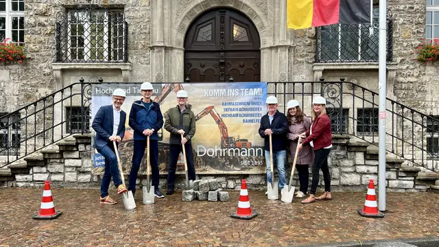 Der erste Spatenstich ist erfolgt: (v.l.) Oliver Mensch (Geschäftsführer August Dohrmann GmbH), Ragnar Migenda (Erster Beigeordneter), Frank Stein (Bürgermeister), Matthias Kasprzak (Oberbauleiter Asphaltbau, August Dohrmann GmbH), Wibke Krause (Mobilität und Stadtentwicklung) und Nicole Schumann (Planung, Bau von Verkehrsflächen). Foto: Stadt BGL
