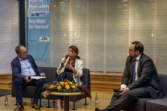 vl. Thomas Wallau, Nadja Johnen und Dr. Thadäus König im Dialog | Foto: Alfred Heimermann