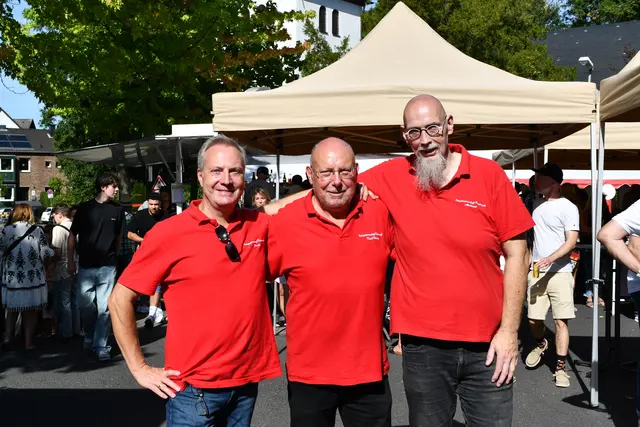 Frank Krausen, Karl-Heinz Hellmick und Andreas Tretbar (v.l.) vom Vorstand der Ortsgemeinschaft freuten sich über den starken Besuch der Kendenicher Kirmes. | Foto: Foto: Brodüffel