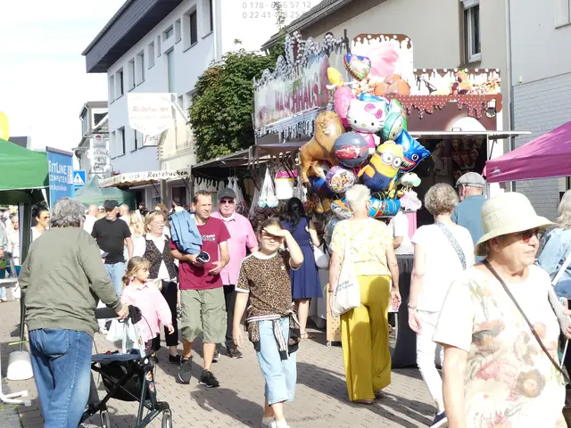 Zahlreiche Besucher flanierten über die Festmeile auf der Suche nach guten Angeboten, Schnäppchen, Leckereien oder Spiel und Spaß. | Foto: Gast