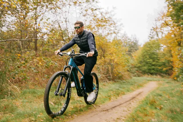 Mit ein paar einfachen Anpassungen und Sicherheitshacks macht das Fahrradfahren auch in der dunkleren Jahreszeit Spaß. Foto: DJD/Bike4Future