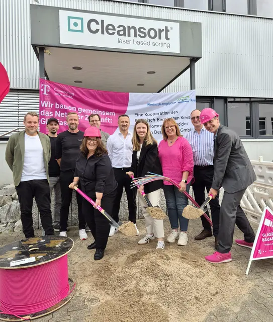 Spatenstich im Nußbaumweg für den Breitbandausbau in bisher unterversorgten Gewerbegebieten. Der Ausbau ist Teil des zweiten Bundesförderprojekts im „Sonderaufruf Gewerbe“. Foto: Stadt Rösrath