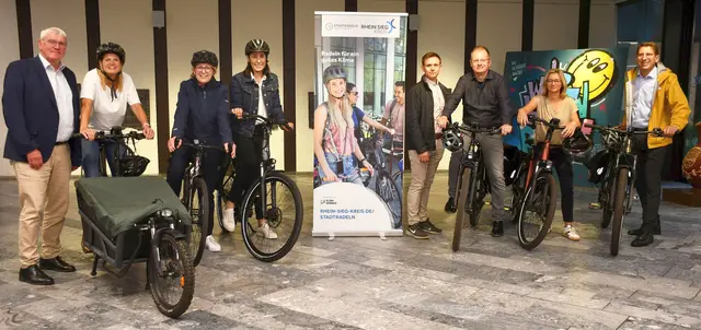 Landrat Sebastian Schuster (l.) mit den Dezernentinnen und Dezernenten Svenja Udelhoven (4.v.l.), Ursula Thiel (2.v.l.), Tim Hahlen (r.), Dr. Michael Rudersdorf (3.v.r.), Regina Rosenstock, Leiterin des Referats Wirtschaftsförderung und Strategische Kreisentwicklung (3.v.l.), Katja Milde, Gleichstellungsbeauftragte des Rhein-Sieg-Kreises (2.v.r.) sowie Frederic Quink, persönlicher Referent des Landrats (4.v.r.). | Foto: Rhein-Sieg-Kreis