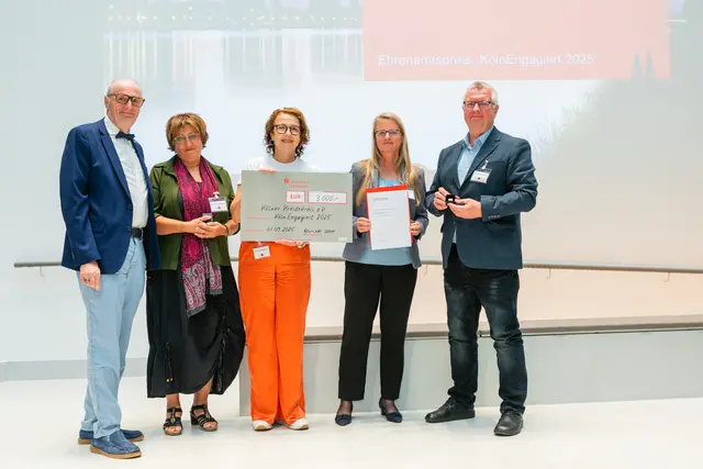 Das vierköpfige Team des Kölner Kreidekreises freut sich über die öffentliche Anerkennung und ein Preisgeld von 3000 Euro für sein Projekt. Links im Bild Dr. Ralf Heinen, der als ehrenamtlicher Bürgermeister und Vorsitzender des Jugendhilfeausschusses der Stadt Köln die Laudatio auf den Verein hielt. Daneben Ute Wiedemeyer, Harriet Gehring, Sabine Krieger und Thomas Preuß vom Kölner Kreidekreis (v. l.).  | Foto: Peter Nierhoff