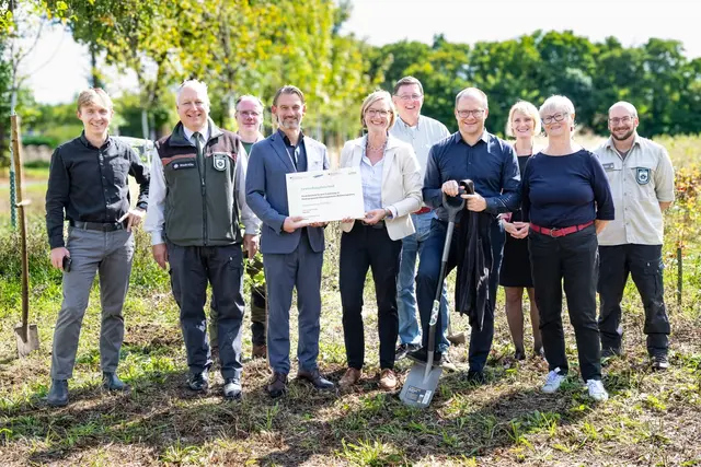 William Wolfgramm, Beigeordneter für Klima, Umwelt und Liegenschaften der Stadt Köln (v.l.) mit Melanie Ihlenfeld (Mitte), Leiterin des Amtes für Landschaftspflege und Grünflächen der Stadt Köln, und Bundesumweltminister Carsten Schneider (rechts) bei der Förderbescheid-Übergabe.

 | Foto: BMUKN/Bastian Aschoff 