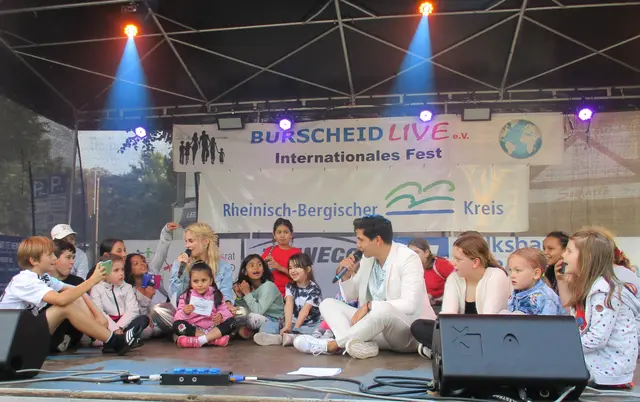 Paten Laura &amp; Mark mit Kindern verschiedener Nationen. Foto: Burscheid Live