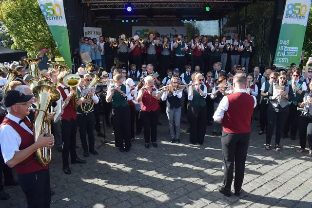 Nach dem Festzug stimmten alle Musikvereine aus Bechen und Umgebung gemeinsam das Bergische Heimatlied an. Foto: Hoeck