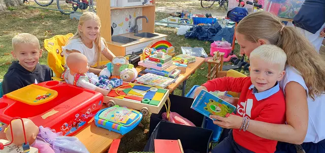 Die kleinen Nachwuchströdler Pauline, Jakob und Moritz (vorne mit Mutter Ines) waren zum ersten Mal beim Hit-Dorffest vertreten. Sie durften ihr Spielzeug verkaufen, um den Erlös wahlweise zu sparen oder in neue Dinge zu investieren. Foto: Gabi Knops-Feiler 