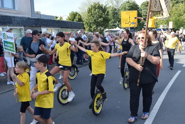 Beim Festumzug wurden die Teilnehmer der Gruppen von zahlreichen Besuchern am Wegesrand begrüßt und bejubelt. Foto: Hoeck