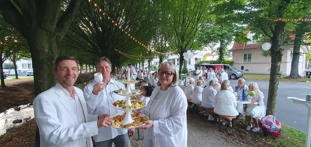 Geselliges Beisammensein mit klarem Signal: Etwa 300 Anwohner und Unterstützer der Bürgerinitiative „Wiembachallee erhalten“ kamen zum „White Dinner“, um ihre Solidarität zu bekunden. Foto: Gabi Knops-Feiler

