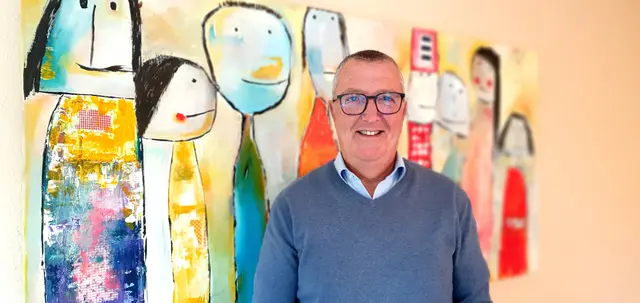 Bruno Bermes, ehemaliger Schulleiter der Gesamtschule Schlebusch, ist neuer Vorsitzender des Kinderschutzbundes Leverkusen. Mit viel Erfahrung in der Arbeit mit Kindern und Jugendlichen will er den Verein in eine sichere Zukunft führen. Foto: Gabi Knops-Feiler 