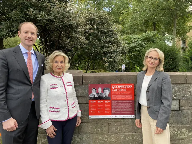 Hans Christian Zanders, Silvia Zanders und Tatjana Gräfin von Spee (v.l.) vor der Tafel, die an ihre Vorfahrinnen erinnert. Foto: Stadt GL