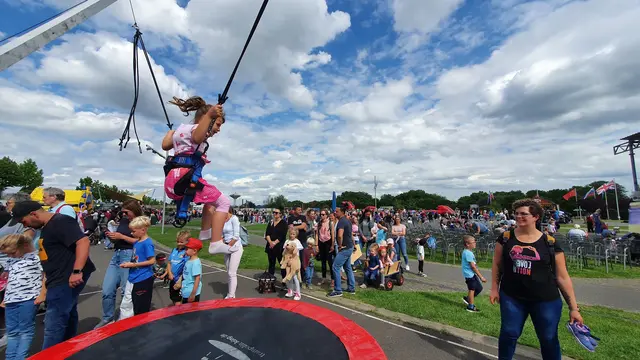 Mutig in die Lüfte – beim Weltkinder- und Jugendtag im Neulandpark genießt ein Mädchen den Spaß beim Bungee-Jumping. Auch in diesem Jahr erwartet Familien dort ein buntes Fest mit Spiel-, Sport- und Kreativstationen, Informationen und Mitmachaktionen. Foto: Gabi Knops-Feiler 