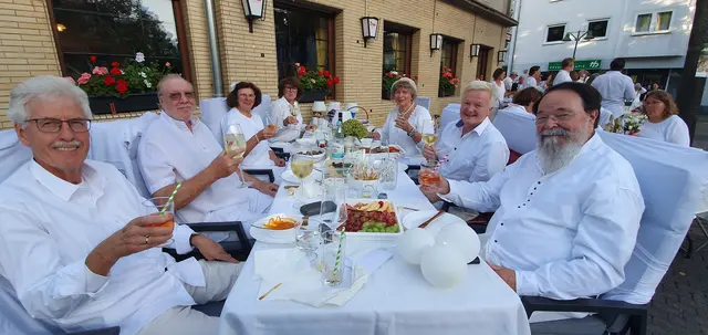 Fast von Beginn an gehörte Hans-Peter Teitscheid (l.) zum Vorstand der Werbe- und Fördergemeinschaft Schlebusch (WFG). Beim „White Dinner“ zum 60-jährigen Bestehen gab er einen Einblick in die Historie. Foto: Gabi Knops-Feiler  
