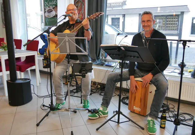 Das Bonner Duo GreenShoe - nicht nur mit grünen Schuhen: Roy Grunewald "Green" und Thomas Schuhmacher "Shoe".  | Foto: Anita Brandtstäter