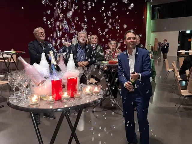 Er ließ am Wahlabend die Korken knallen: Sven Schnieber (CDU) wird neuer Bürgermeister in Meckenheim. | Foto: jld